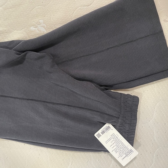 Lululemon Ribbed Softstreme M
MR Pant 32" - Picture 2 of 3